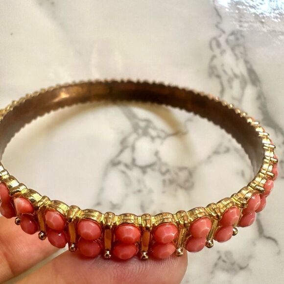 Peach beaded gold tone bangle bracelet - Picture 5 of 8
